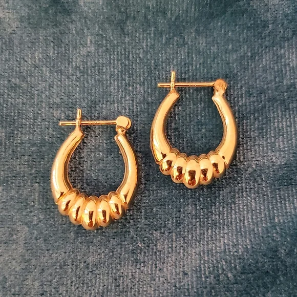 Scalloped Oval Ribbed Huggie Hoop Earrings - 14k Yellow Gold - Vintage